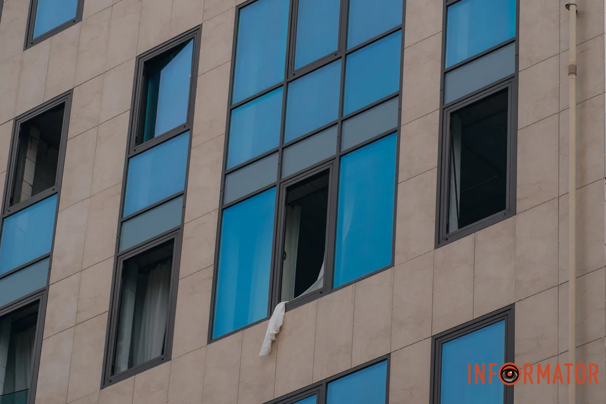 Зруйновані будинки, вибиті вікна, згорілі авто: як виглядає Дніпро після нічної атаки 16 квітня 26