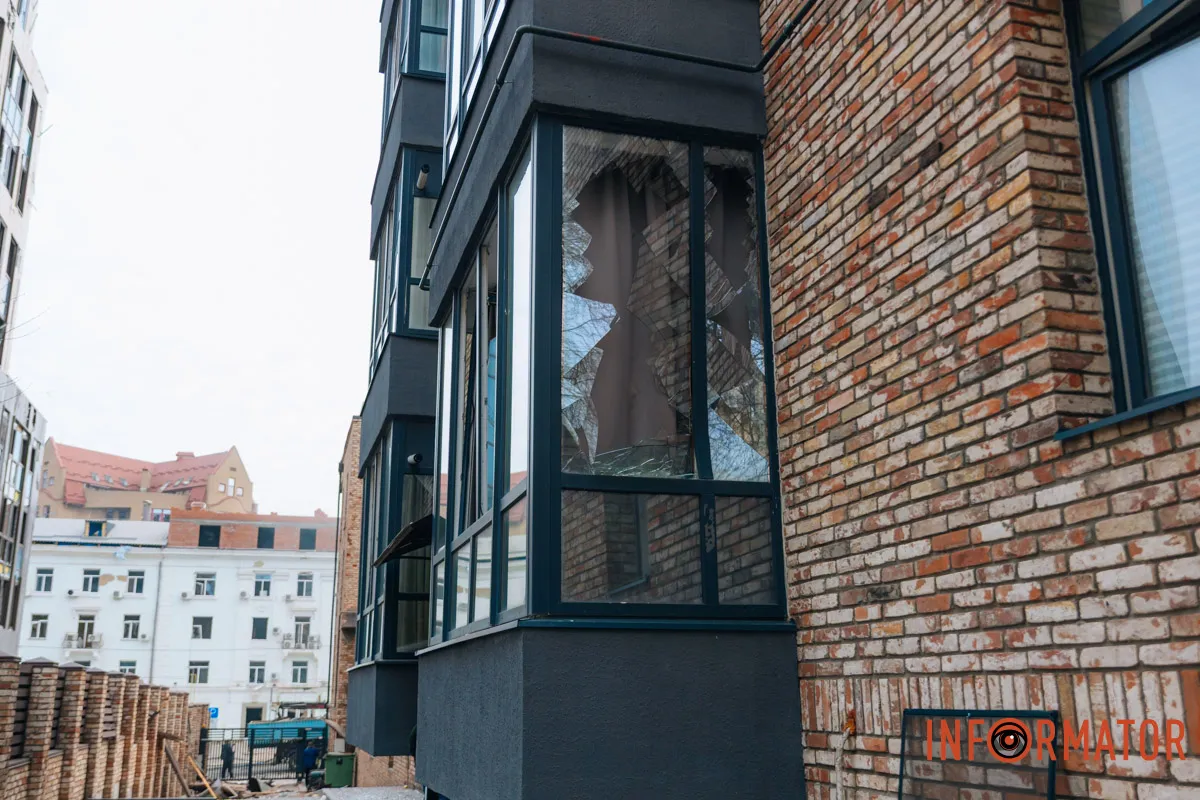 Зруйновані будинки, вибиті вікна, згорілі авто: як виглядає Дніпро після нічної атаки 16 квітня 29