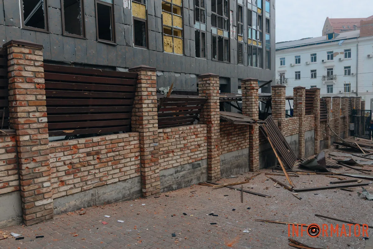 Зруйновані будинки, вибиті вікна, згорілі авто: як виглядає Дніпро після нічної атаки 16 квітня 48
