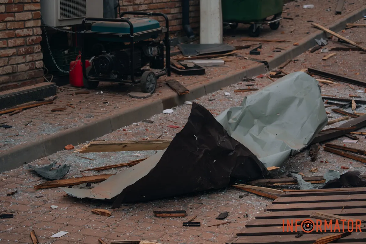 Зруйновані будинки, вибиті вікна, згорілі авто: як виглядає Дніпро після нічної атаки 16 квітня 41