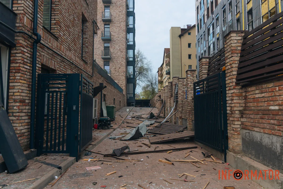 Зруйновані будинки, вибиті вікна, згорілі авто: як виглядає Дніпро після нічної атаки 16 квітня 43