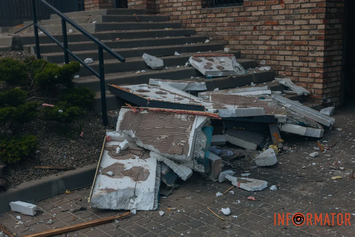 Зруйновані будинки, вибиті вікна, згорілі авто: як виглядає Дніпро після нічної атаки 16 квітня 47