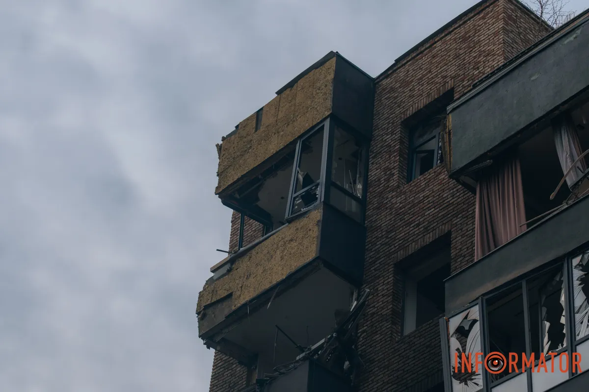 Зруйновані будинки, вибиті вікна, згорілі авто: як виглядає Дніпро після нічної атаки 16 квітня 56