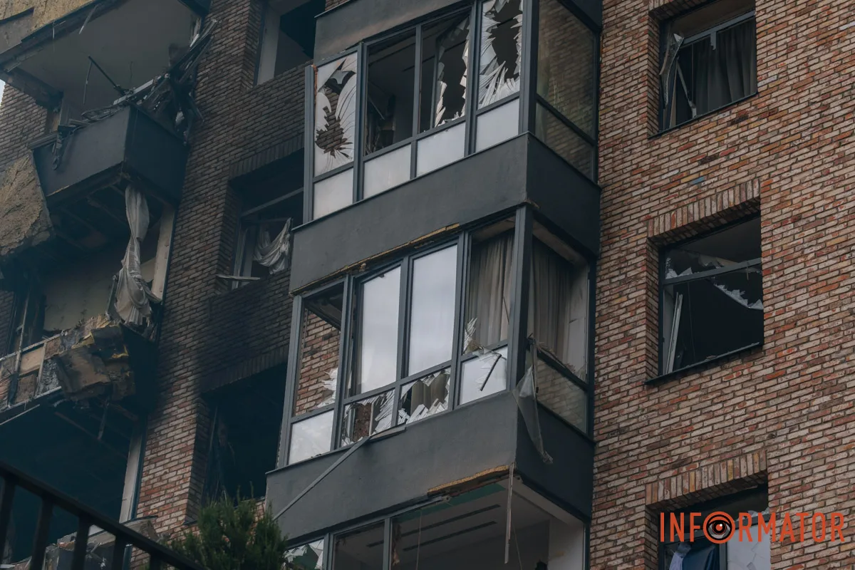 Зруйновані будинки, вибиті вікна, згорілі авто: як виглядає Дніпро після нічної атаки 16 квітня 39