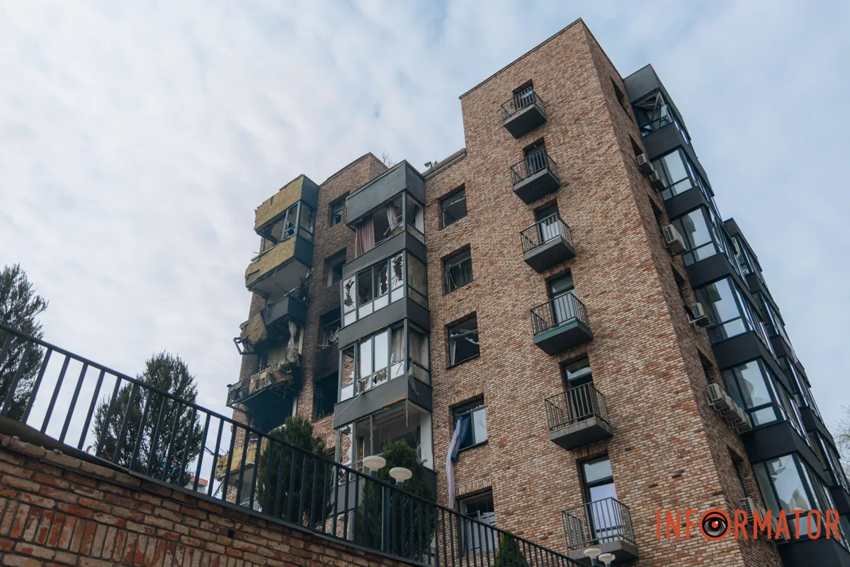 Зруйновані будинки, вибиті вікна, згорілі авто: як виглядає Дніпро після нічної атаки 16 квітня 46