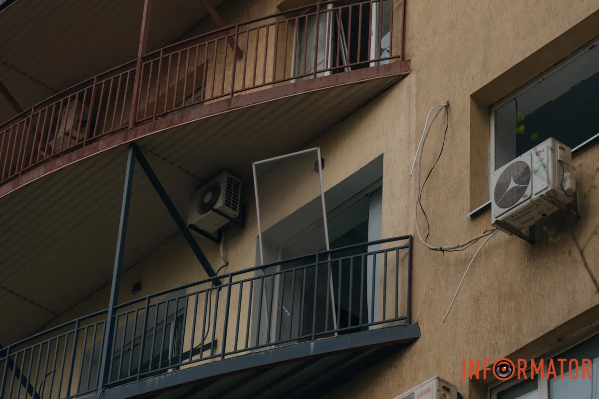 Зруйновані будинки, вибиті вікна, згорілі авто: як виглядає Дніпро після нічної атаки 16 квітня 49