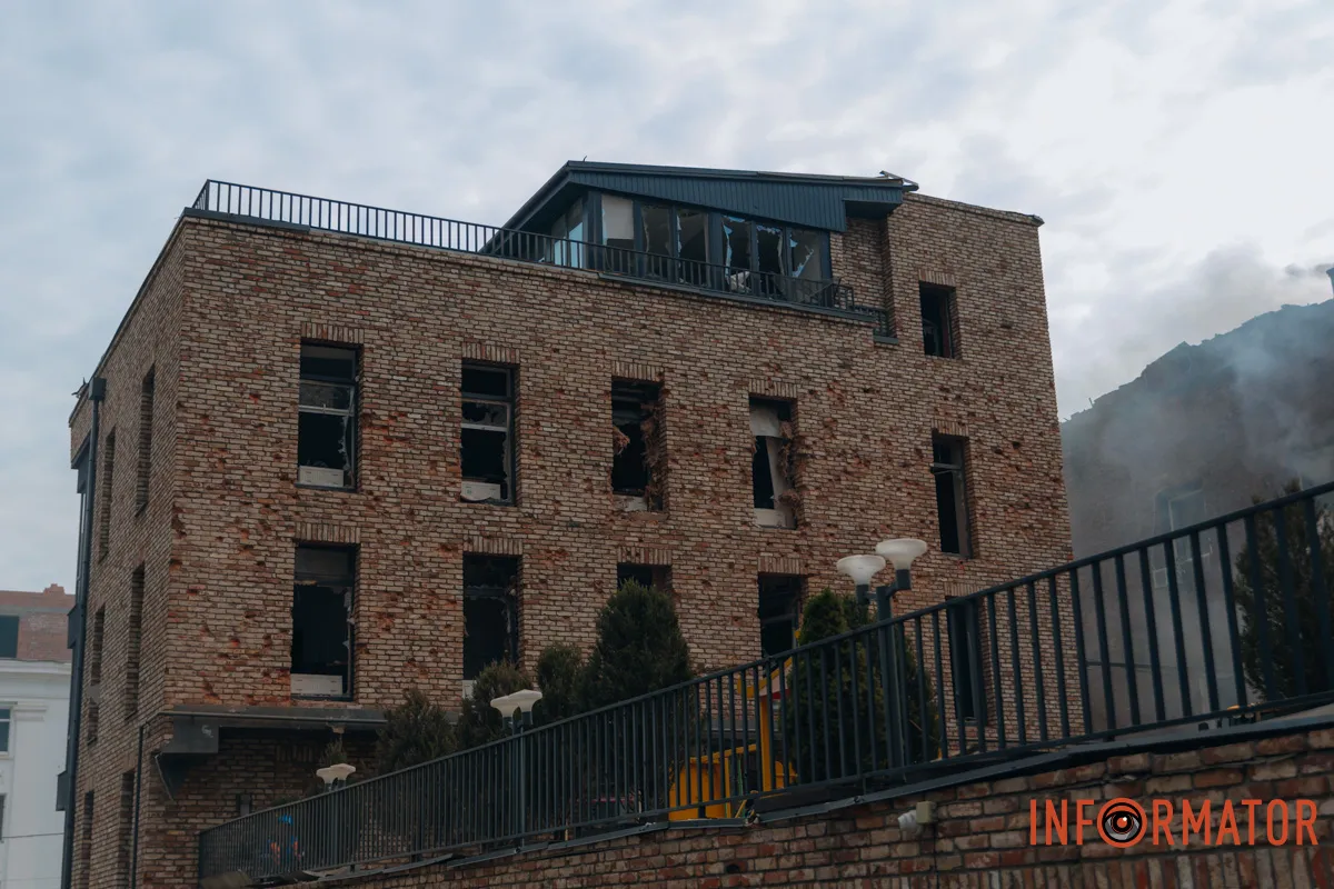Зруйновані будинки, вибиті вікна, згорілі авто: як виглядає Дніпро після нічної атаки 16 квітня 38