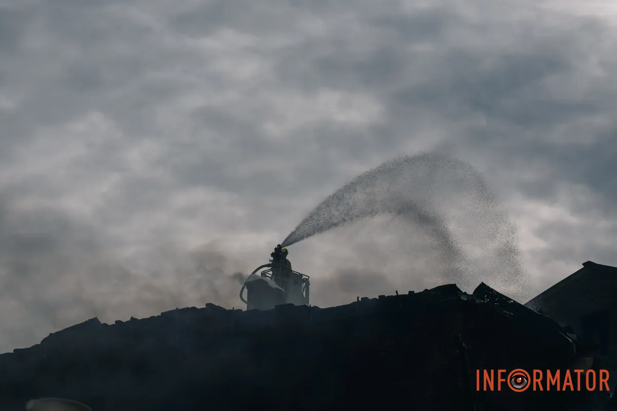 Зруйновані будинки, вибиті вікна, згорілі авто: як виглядає Дніпро після нічної атаки 16 квітня 61