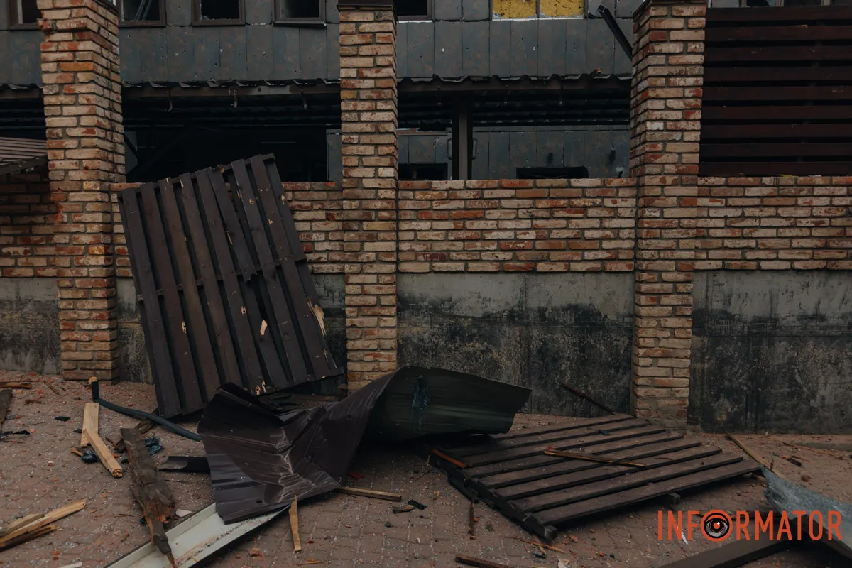 Зруйновані будинки, вибиті вікна, згорілі авто: як виглядає Дніпро після нічної атаки 16 квітня 57