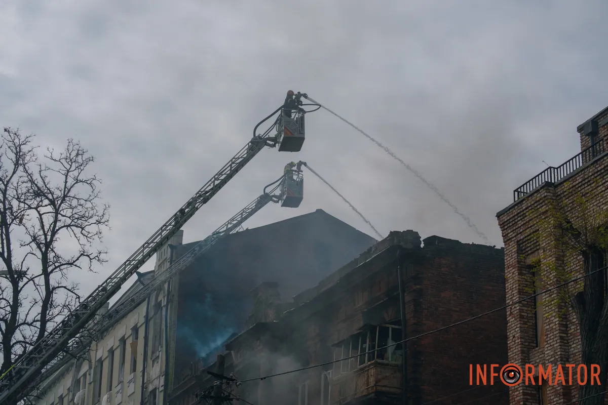 Зруйновані будинки, вибиті вікна, згорілі авто: як виглядає Дніпро після нічної атаки 16 квітня 79