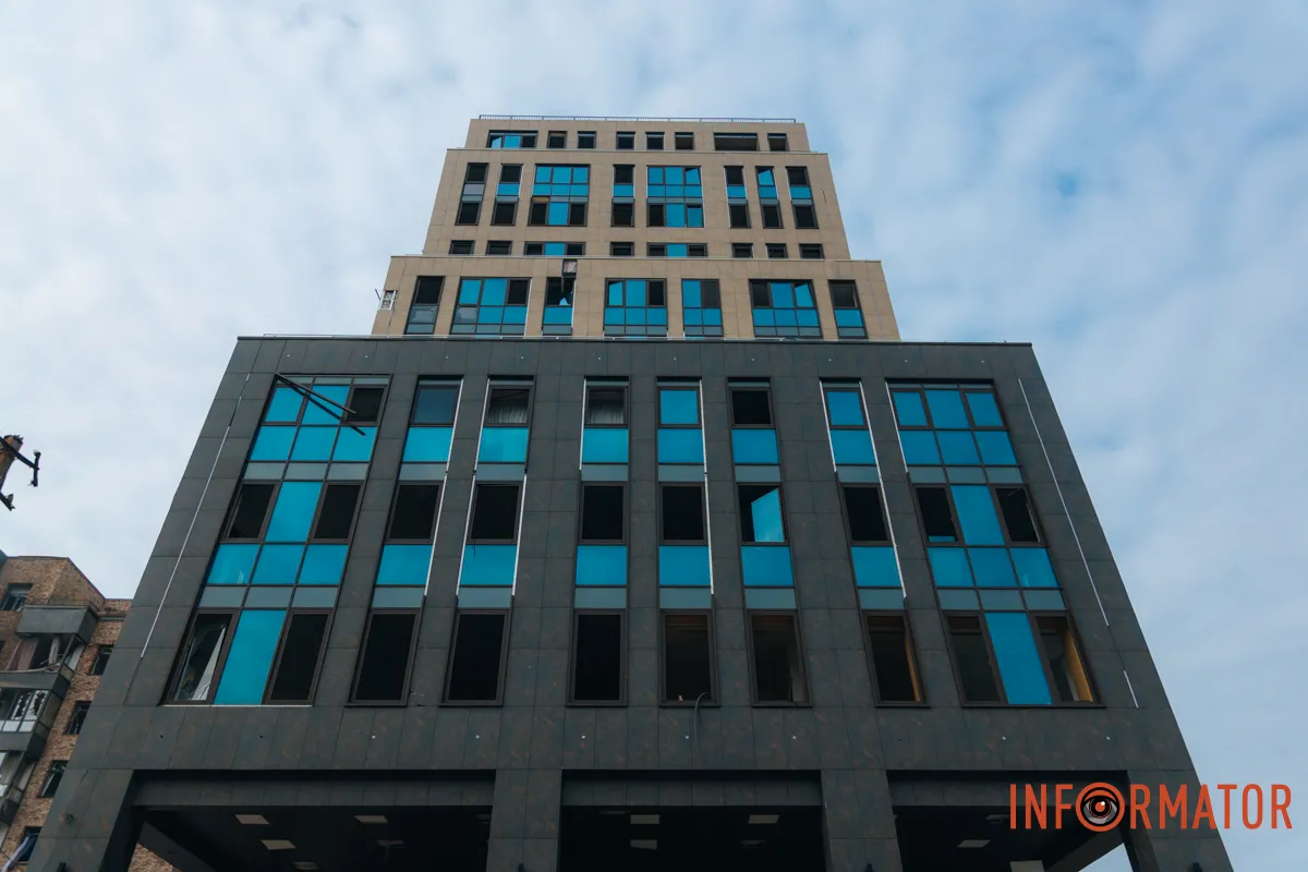 Зруйновані будинки, вибиті вікна, згорілі авто: як виглядає Дніпро після нічної атаки 16 квітня 50