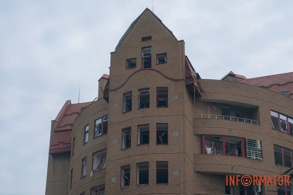 Зруйновані будинки, вибиті вікна, згорілі авто: як виглядає Дніпро після нічної атаки 16 квітня 51