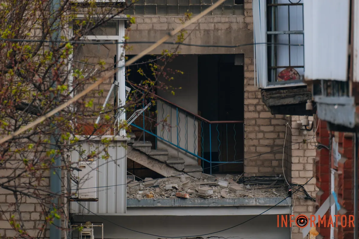 Зруйновані будинки, вибиті вікна, згорілі авто: як виглядає Дніпро після нічної атаки 16 квітня 55