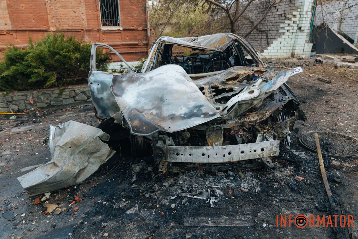 Зруйновані будинки, вибиті вікна, згорілі авто: як виглядає Дніпро після нічної атаки 16 квітня 59