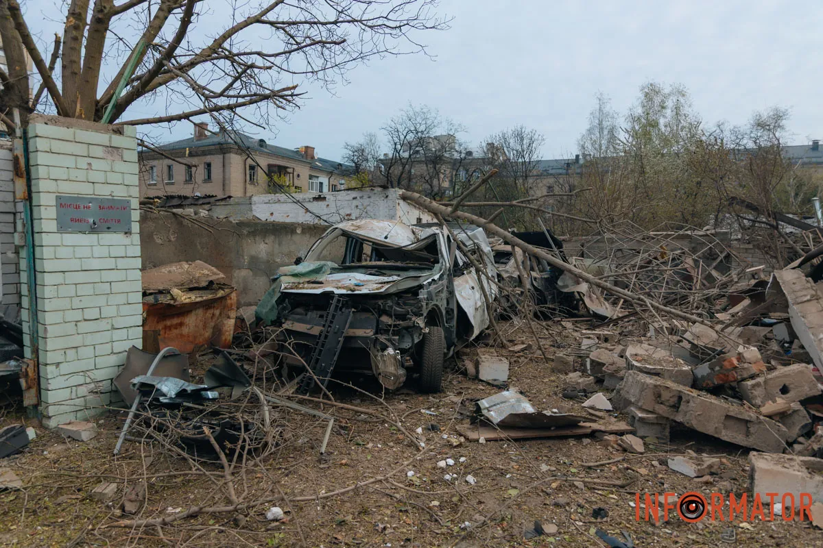 Зруйновані будинки, вибиті вікна, згорілі авто: як виглядає Дніпро після нічної атаки 16 квітня 53