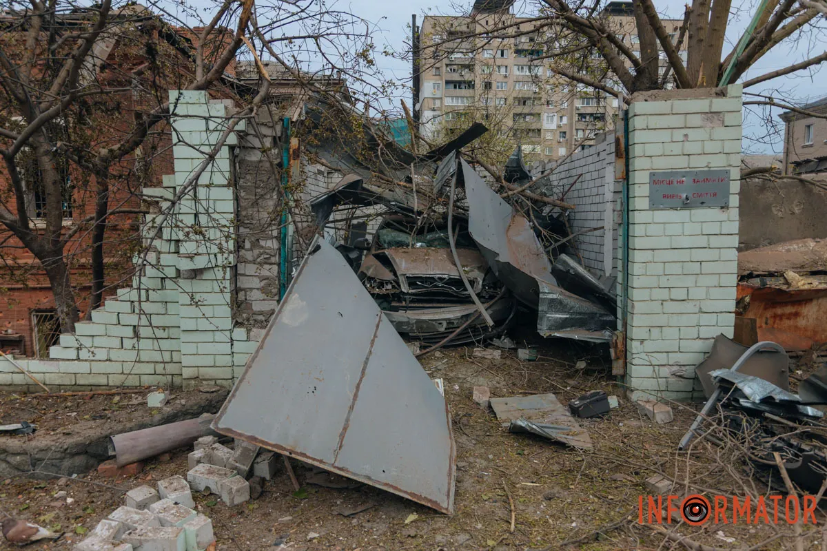 Зруйновані будинки, вибиті вікна, згорілі авто: як виглядає Дніпро після нічної атаки 16 квітня 62