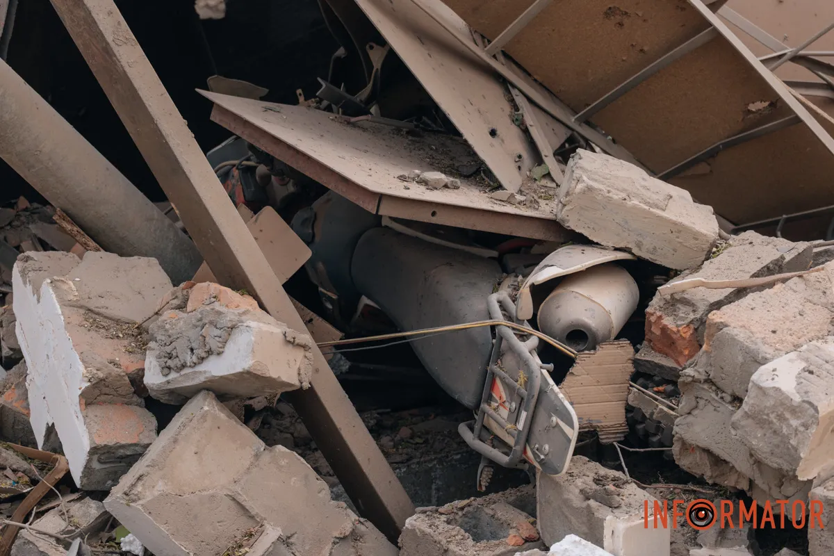 Зруйновані будинки, вибиті вікна, згорілі авто: як виглядає Дніпро після нічної атаки 16 квітня 52