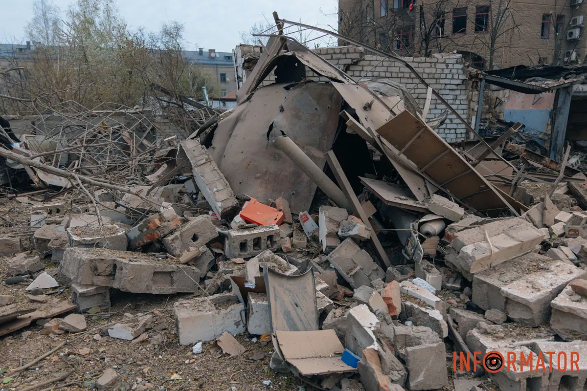 Зруйновані будинки, вибиті вікна, згорілі авто: як виглядає Дніпро після нічної атаки 16 квітня 71