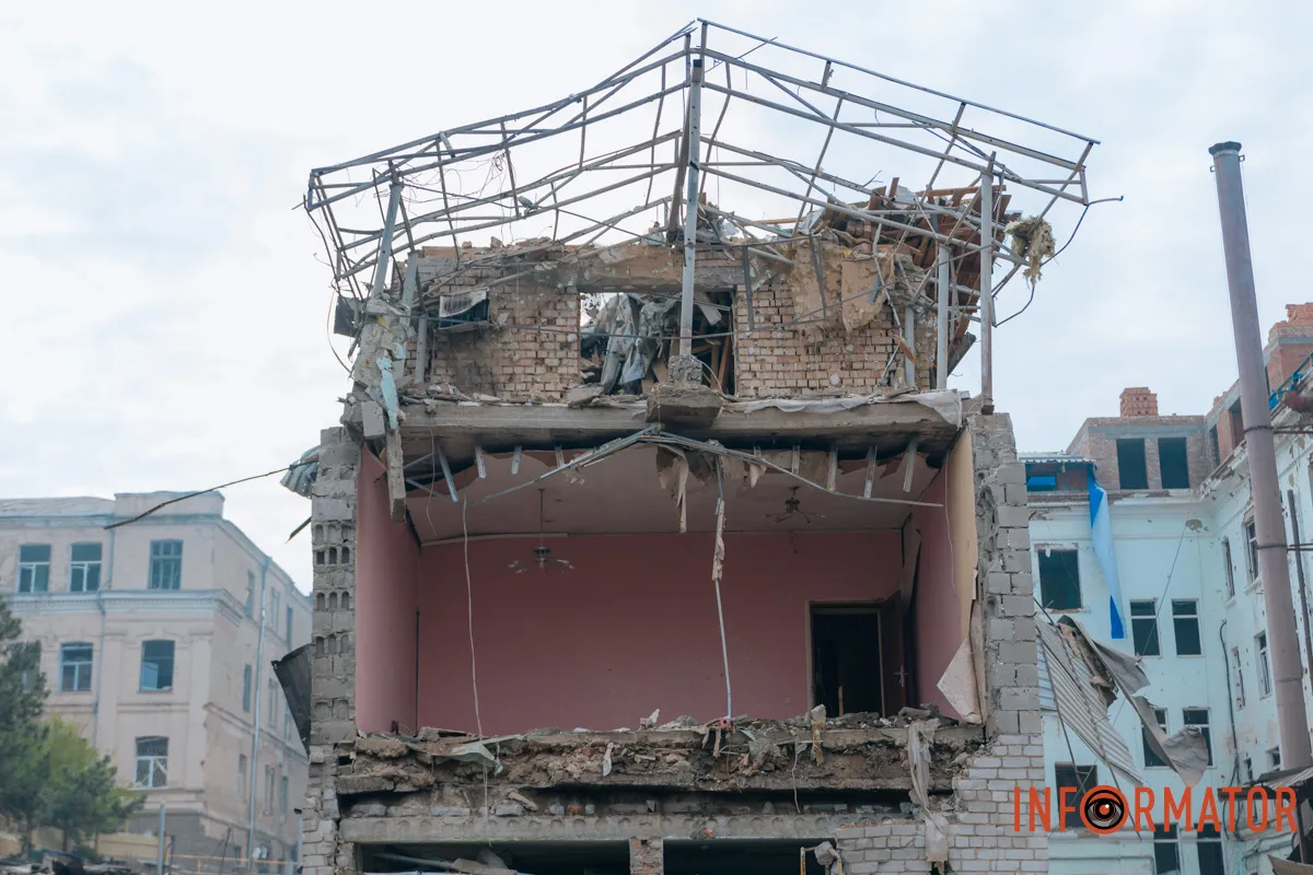 Зруйновані будинки, вибиті вікна, згорілі авто: як виглядає Дніпро після нічної атаки 16 квітня 75