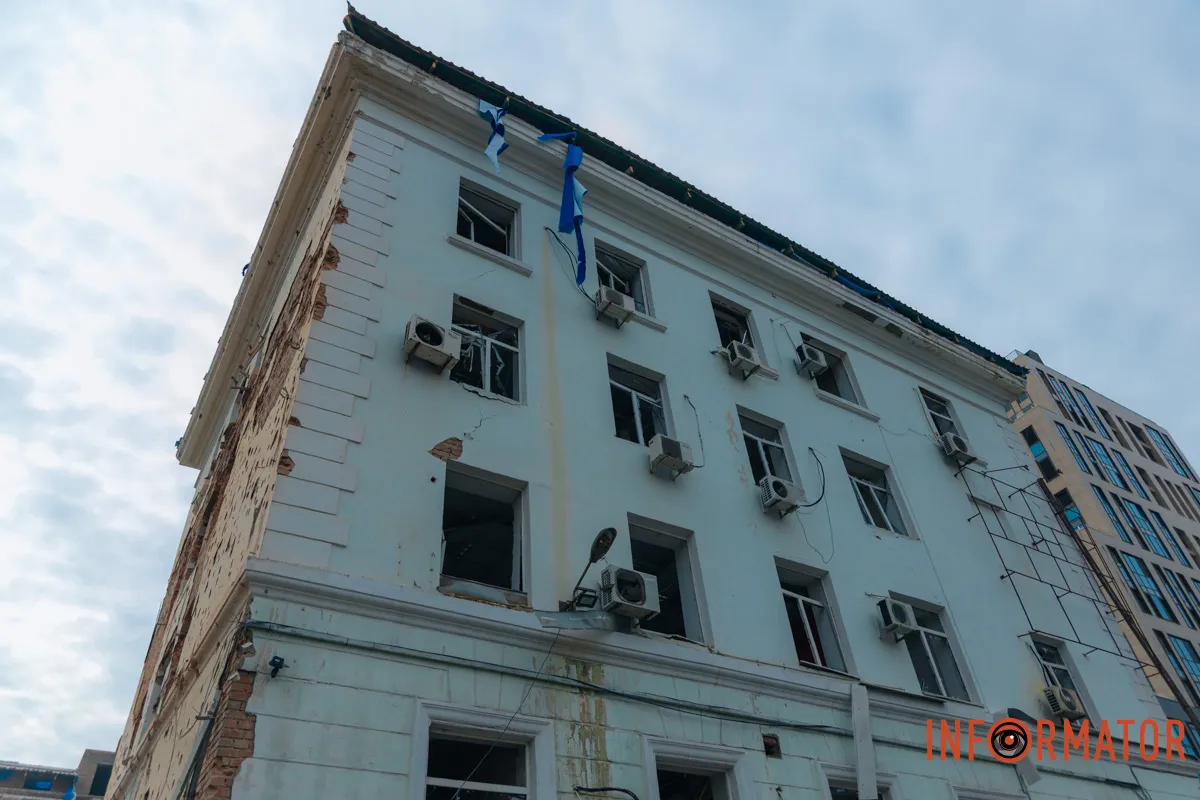 Зруйновані будинки, вибиті вікна, згорілі авто: як виглядає Дніпро після нічної атаки 16 квітня 70