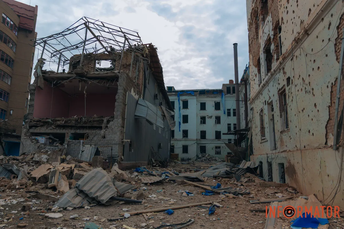 Зруйновані будинки, вибиті вікна, згорілі авто: як виглядає Дніпро після нічної атаки 16 квітня 72