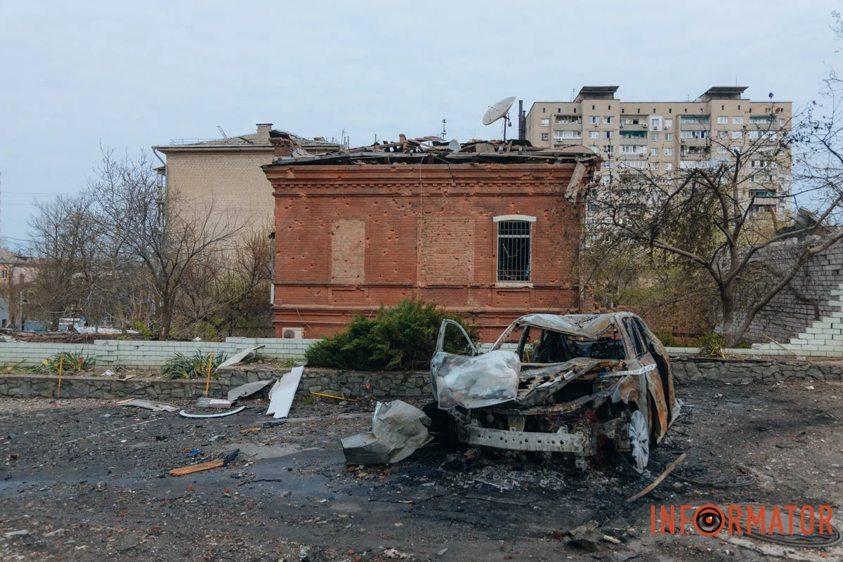 Зруйновані будинки, вибиті вікна, згорілі авто: як виглядає Дніпро після нічної атаки 16 квітня 74