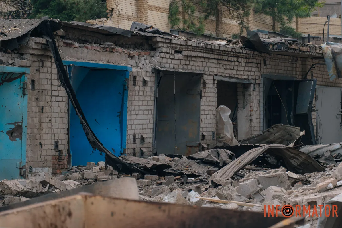 Зруйновані будинки, вибиті вікна, згорілі авто: як виглядає Дніпро після нічної атаки 16 квітня 77