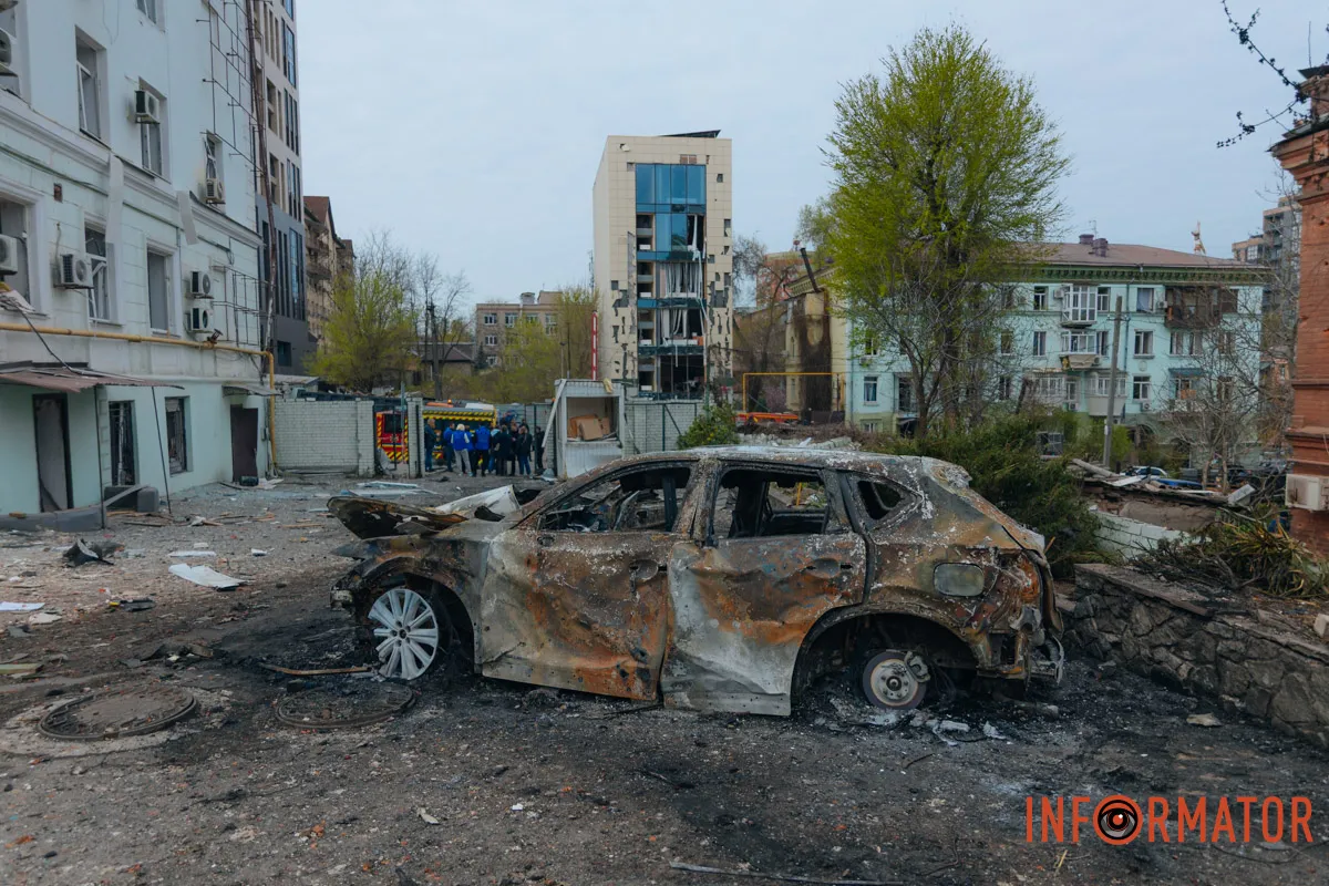 На подвір’ях – справжнє кладовище автівок