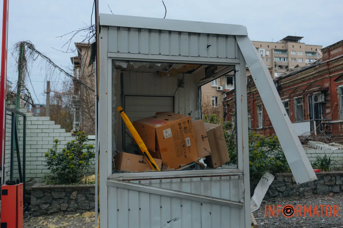 Зруйновані будинки, вибиті вікна, згорілі авто: як виглядає Дніпро після нічної атаки 16 квітня 76