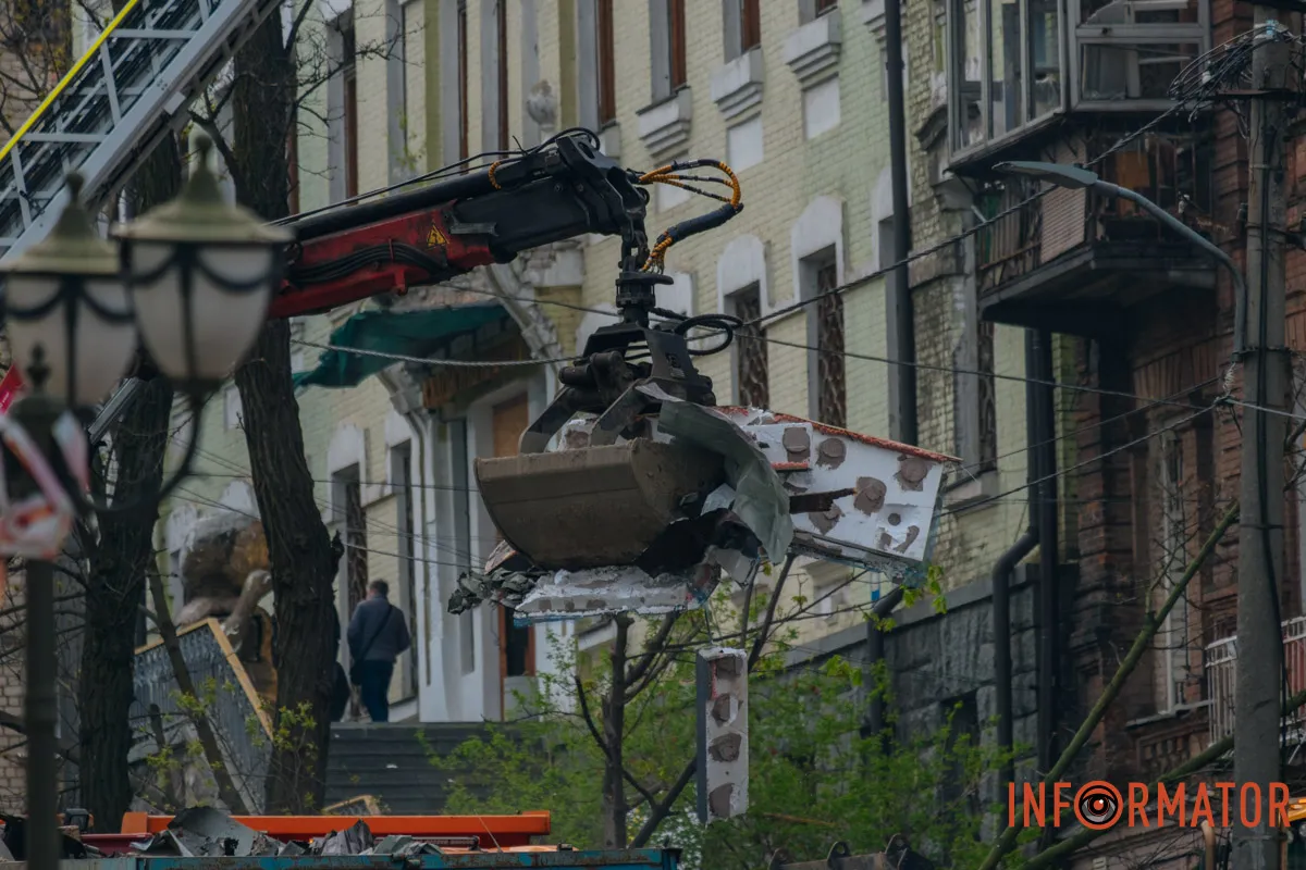 Зруйновані будинки, вибиті вікна, згорілі авто: як виглядає Дніпро після нічної атаки 16 квітня 86