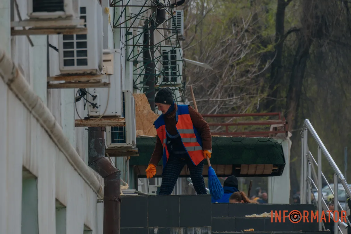 Зруйновані будинки, вибиті вікна, згорілі авто: як виглядає Дніпро після нічної атаки 16 квітня 88