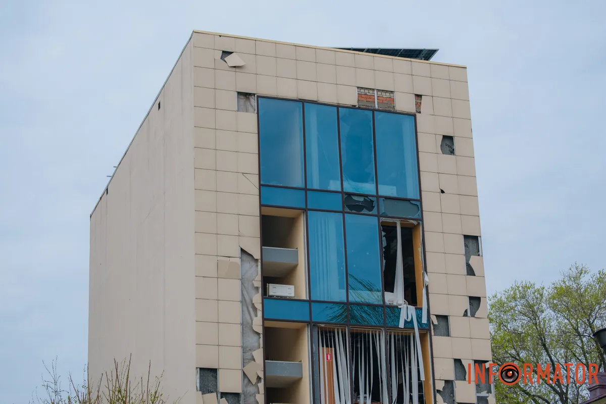 Зруйновані будинки, вибиті вікна, згорілі авто: як виглядає Дніпро після нічної атаки 16 квітня 82