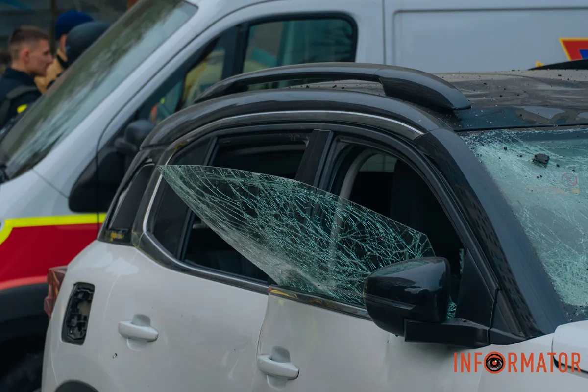 Зруйновані будинки, вибиті вікна, згорілі авто: як виглядає Дніпро після нічної атаки 16 квітня 89