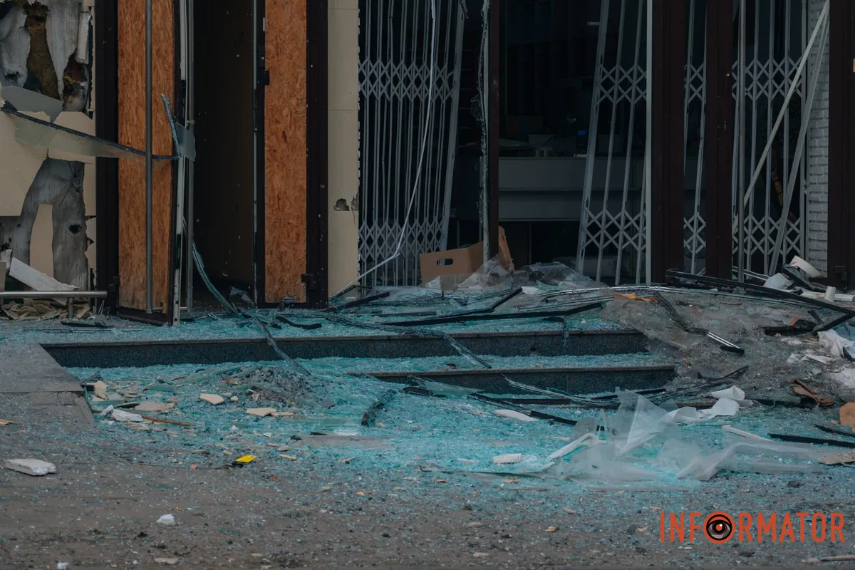 Зруйновані будинки, вибиті вікна, згорілі авто: як виглядає Дніпро після нічної атаки 16 квітня 81