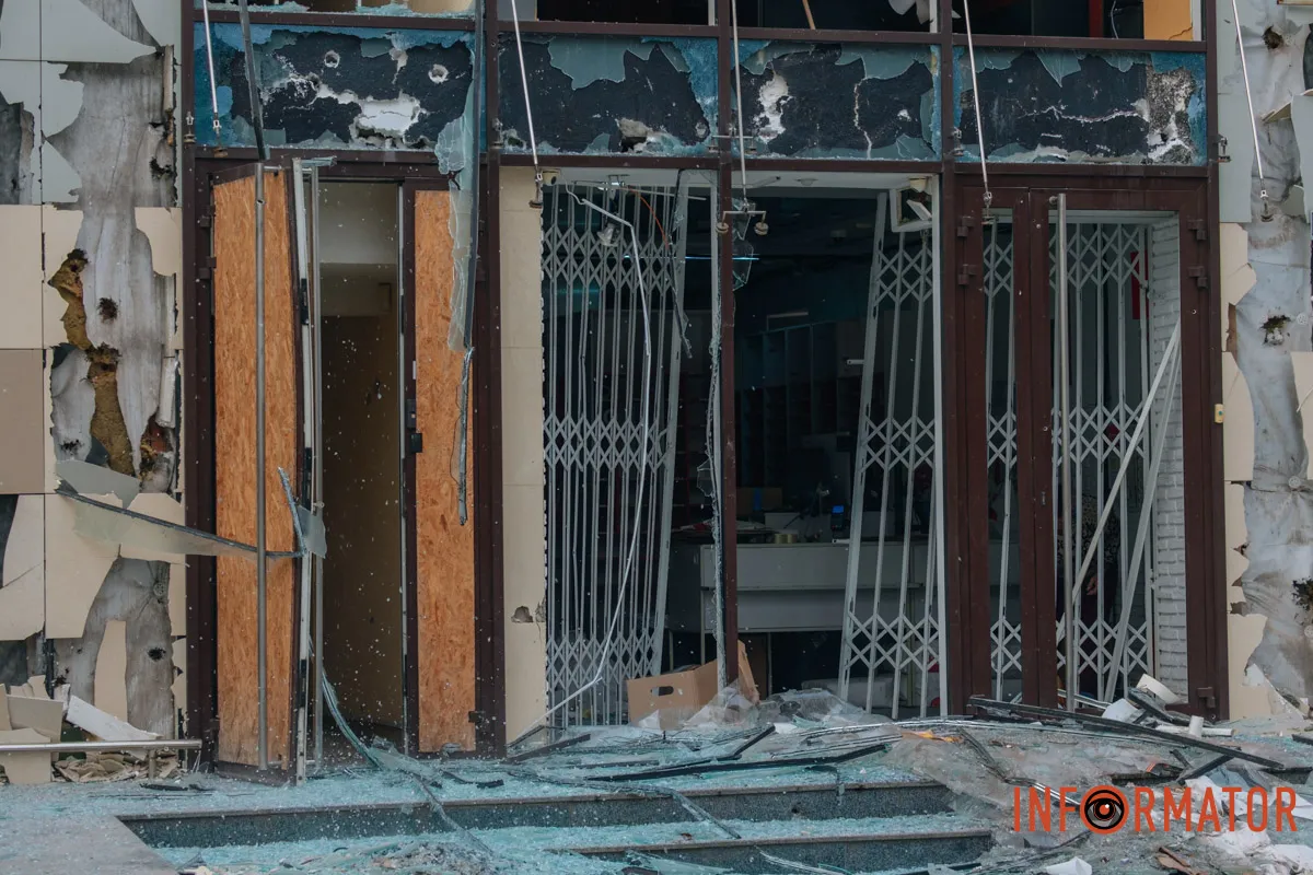 Зруйновані будинки, вибиті вікна, згорілі авто: як виглядає Дніпро після нічної атаки 16 квітня 93