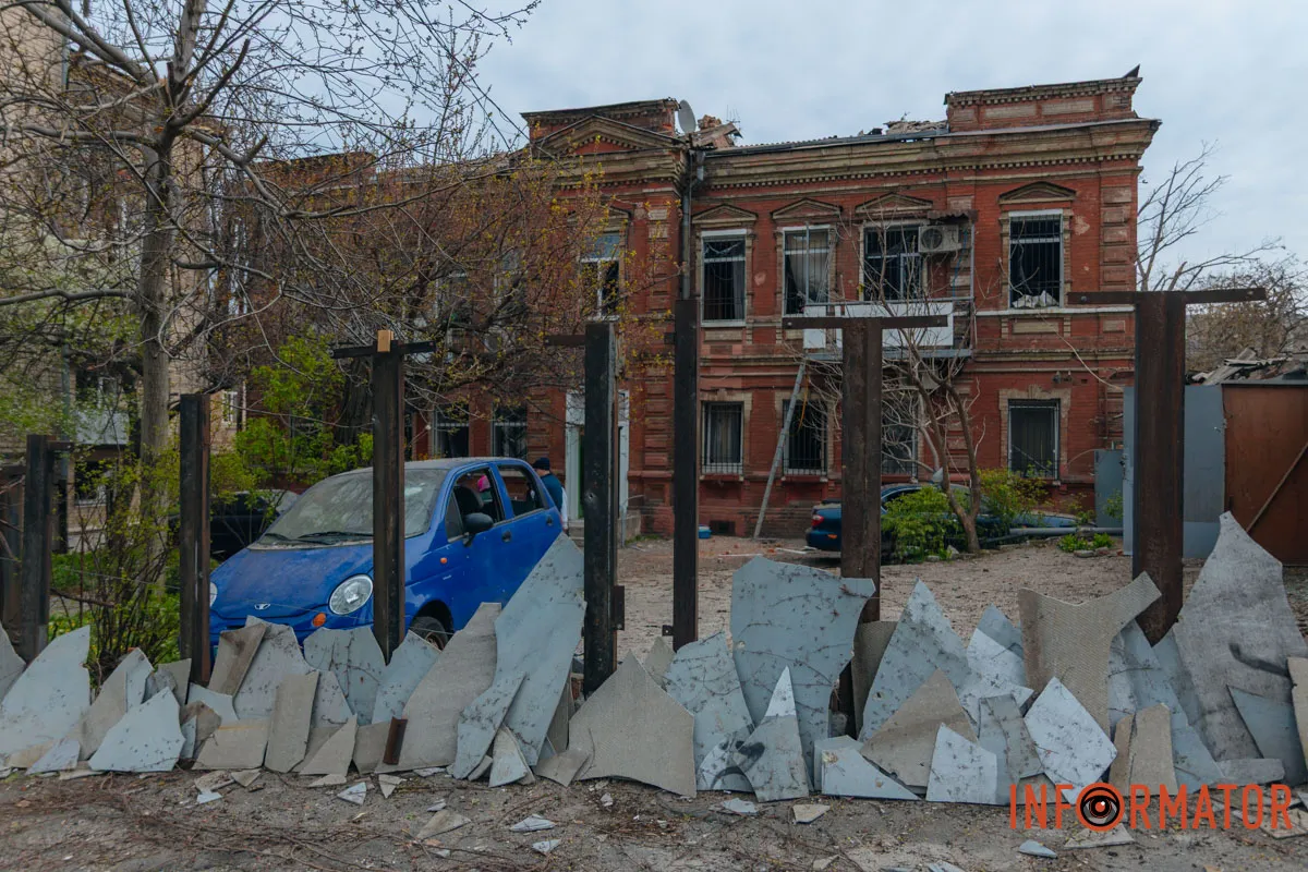 Зруйновані будинки, вибиті вікна, згорілі авто: як виглядає Дніпро після нічної атаки 16 квітня 83