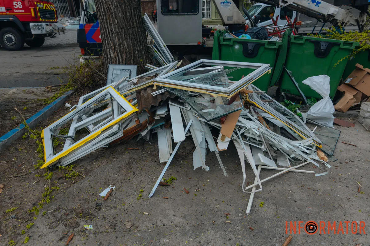 Зруйновані будинки, вибиті вікна, згорілі авто: як виглядає Дніпро після нічної атаки 16 квітня 84