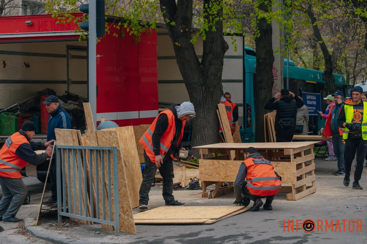 Зруйновані будинки, вибиті вікна, згорілі авто: як виглядає Дніпро після нічної атаки 16 квітня 91