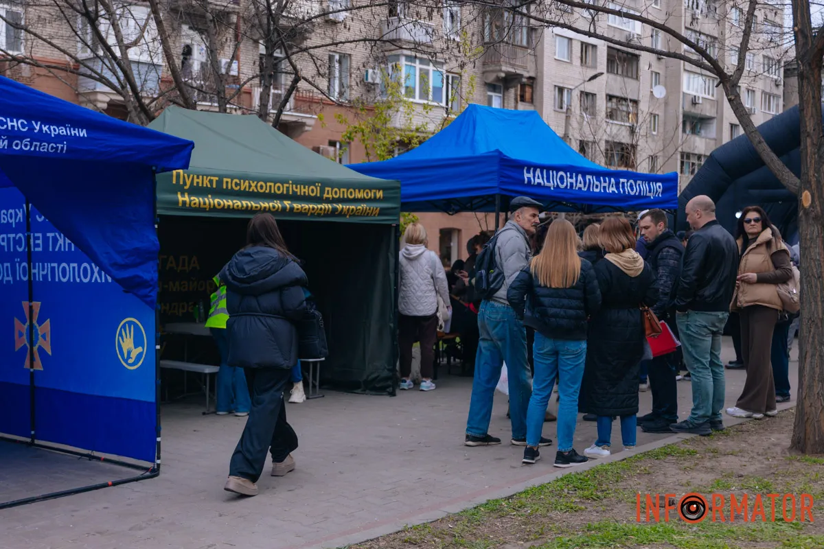 Зруйновані будинки, вибиті вікна, згорілі авто: як виглядає Дніпро після нічної атаки 16 квітня 96