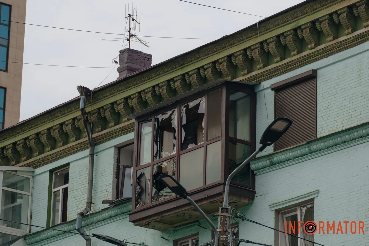 Зруйновані будинки, вибиті вікна, згорілі авто: як виглядає Дніпро після нічної атаки 16 квітня 105