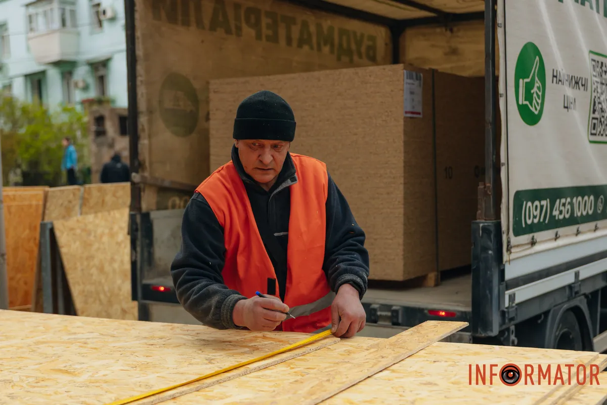 Зруйновані будинки, вибиті вікна, згорілі авто: як виглядає Дніпро після нічної атаки 16 квітня 94