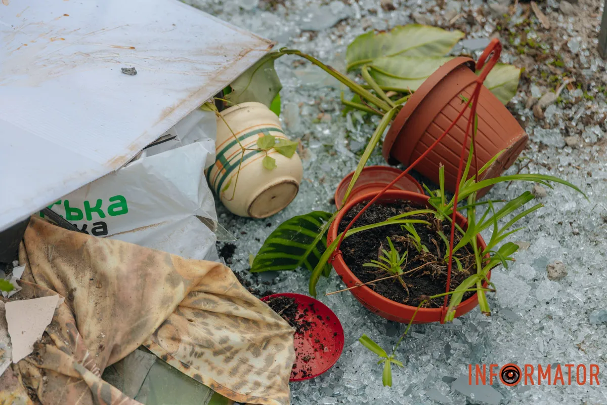 Зруйновані будинки, вибиті вікна, згорілі авто: як виглядає Дніпро після нічної атаки 16 квітня 102