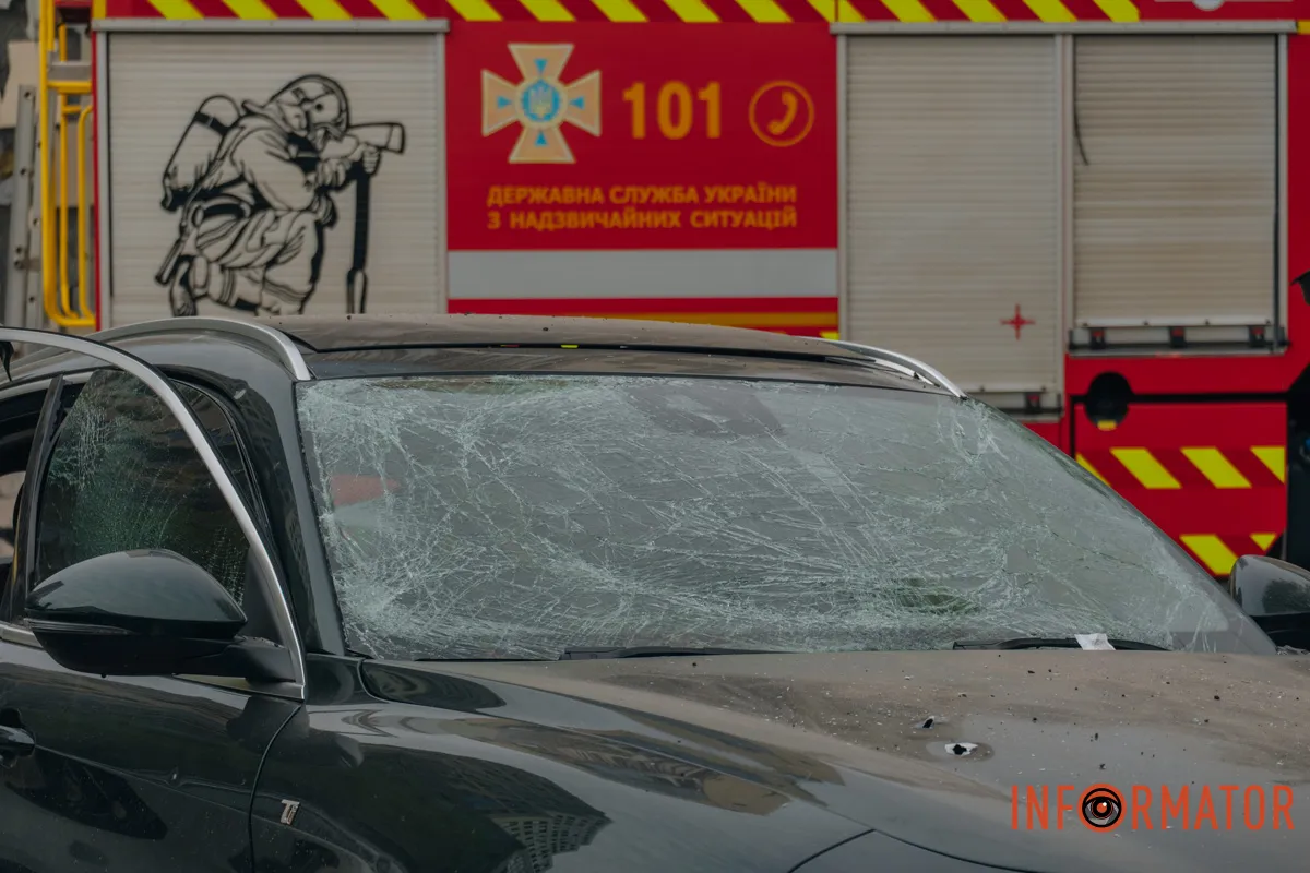 Зруйновані будинки, вибиті вікна, згорілі авто: як виглядає Дніпро після нічної атаки 16 квітня 95