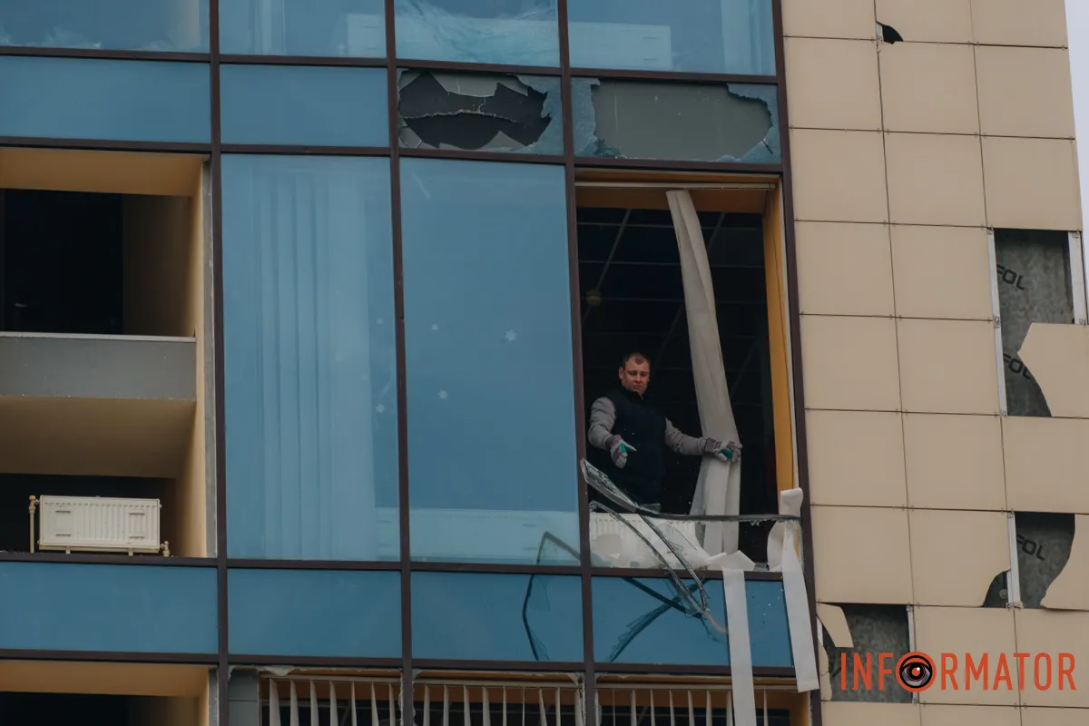 Зруйновані будинки, вибиті вікна, згорілі авто: як виглядає Дніпро після нічної атаки 16 квітня 107