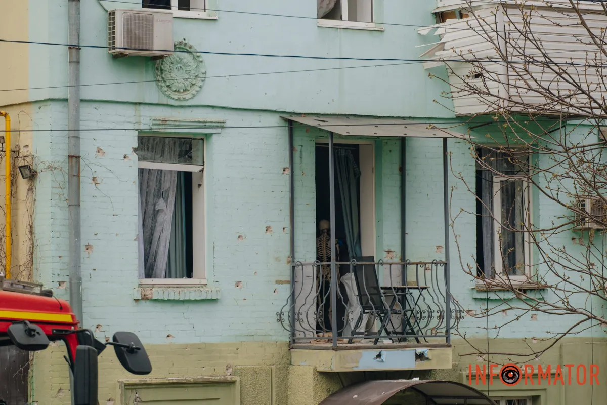 Зруйновані будинки, вибиті вікна, згорілі авто: як виглядає Дніпро після нічної атаки 16 квітня 115
