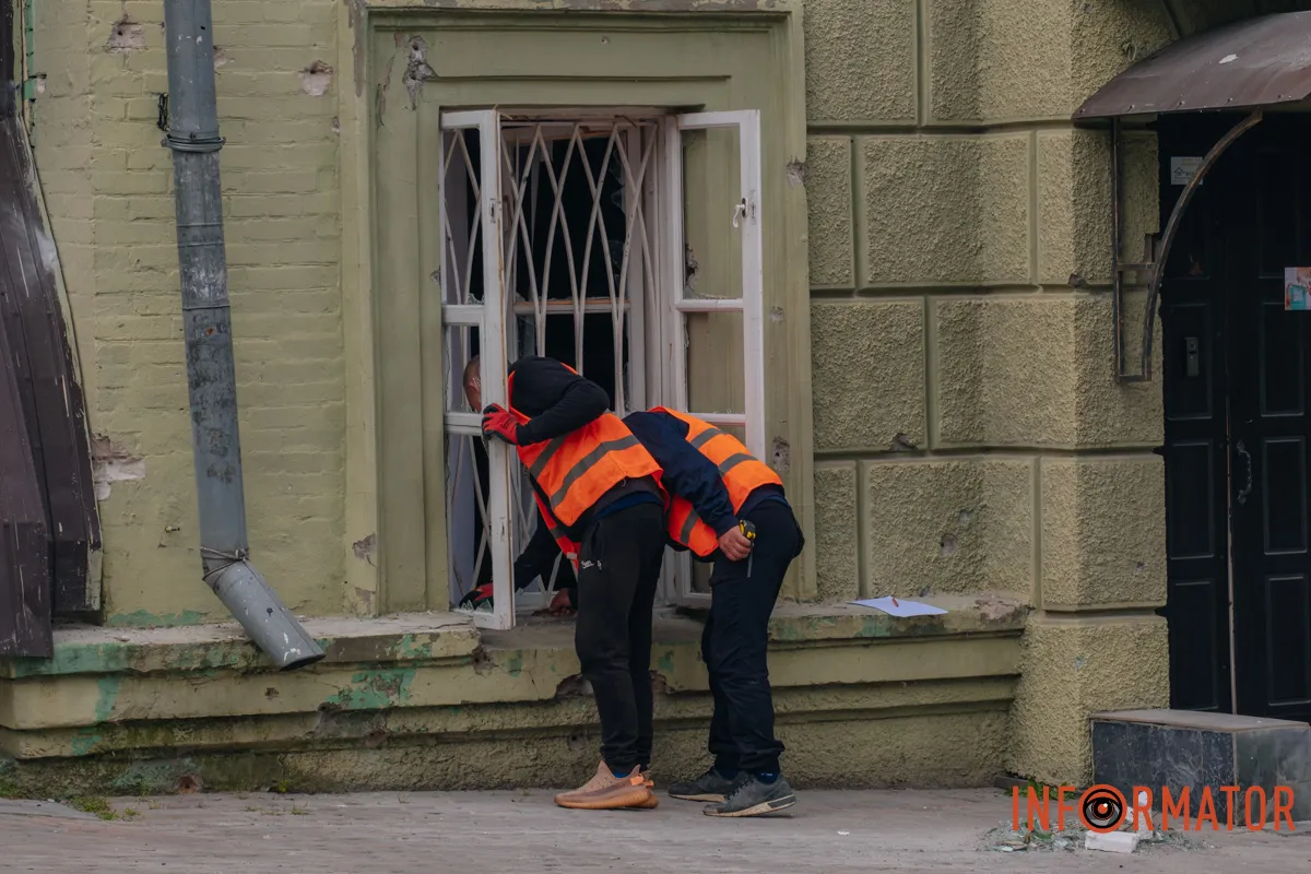 Зруйновані будинки, вибиті вікна, згорілі авто: як виглядає Дніпро після нічної атаки 16 квітня 99