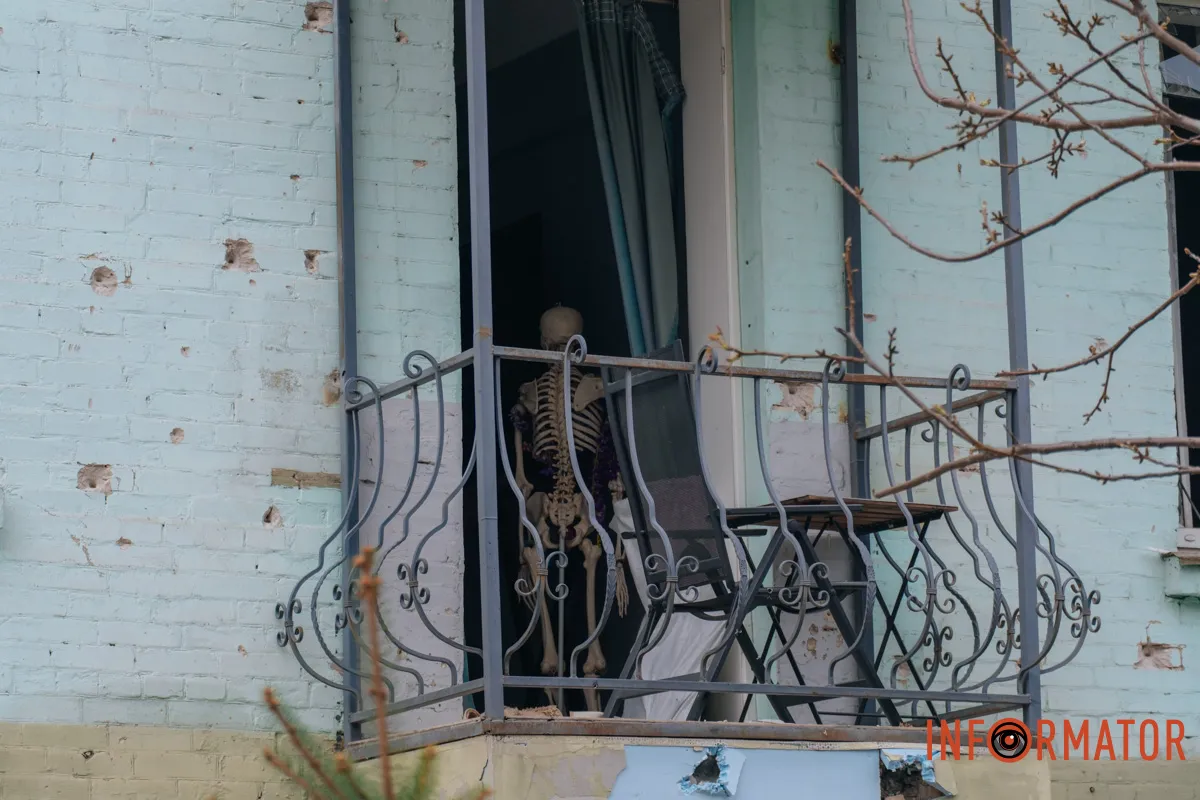 Зруйновані будинки, вибиті вікна, згорілі авто: як виглядає Дніпро після нічної атаки 16 квітня 98