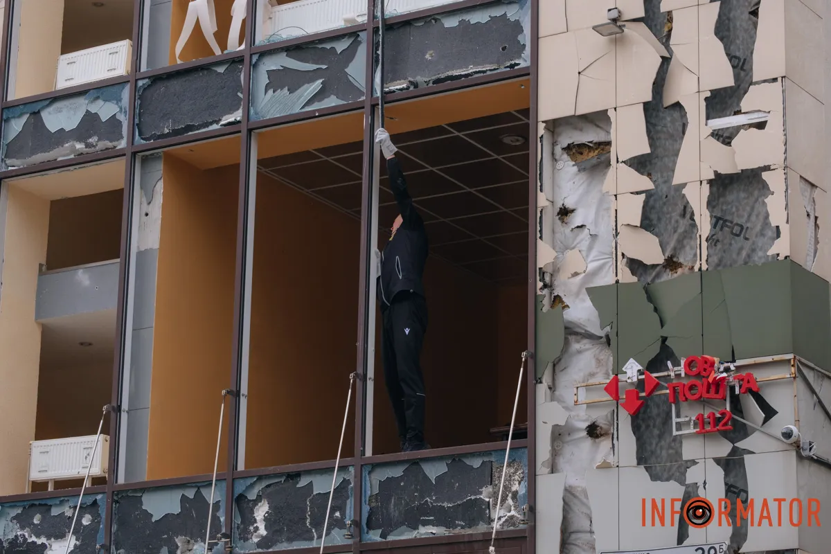 Зруйновані будинки, вибиті вікна, згорілі авто: як виглядає Дніпро після нічної атаки 16 квітня 108