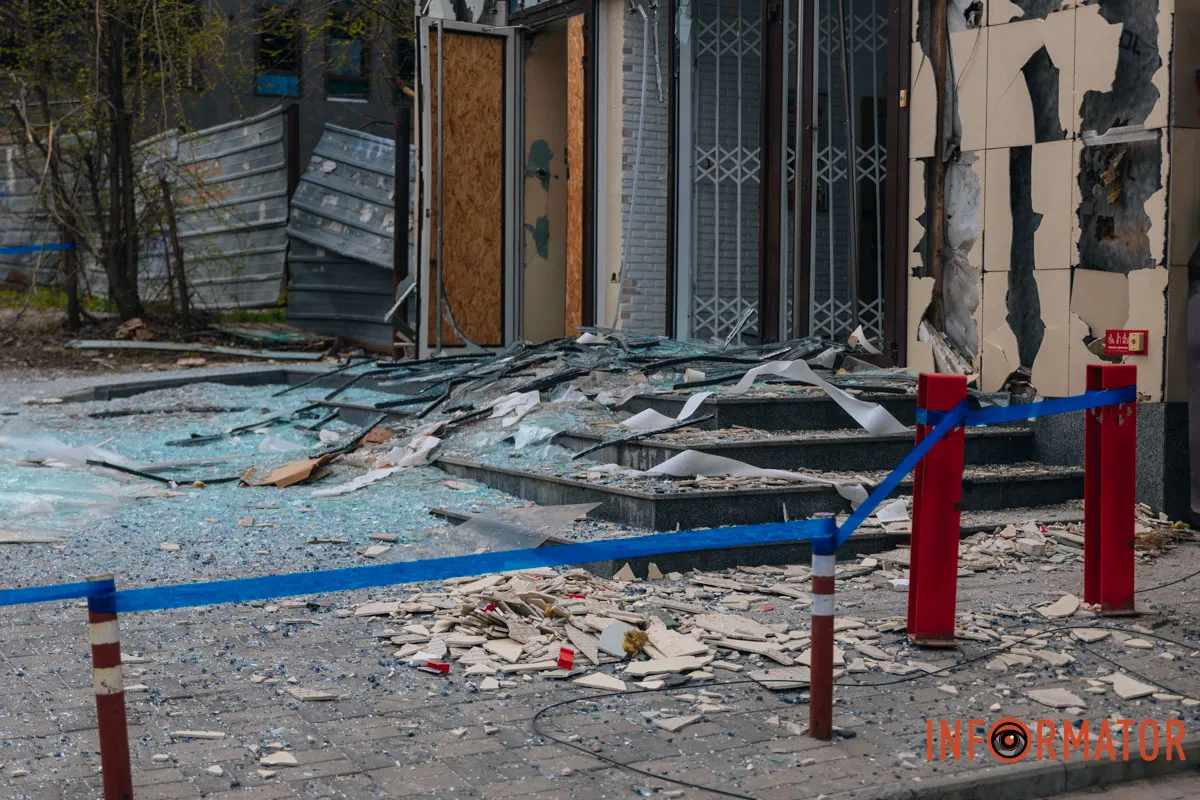 Зруйновані будинки, вибиті вікна, згорілі авто: як виглядає Дніпро після нічної атаки 16 квітня 114
