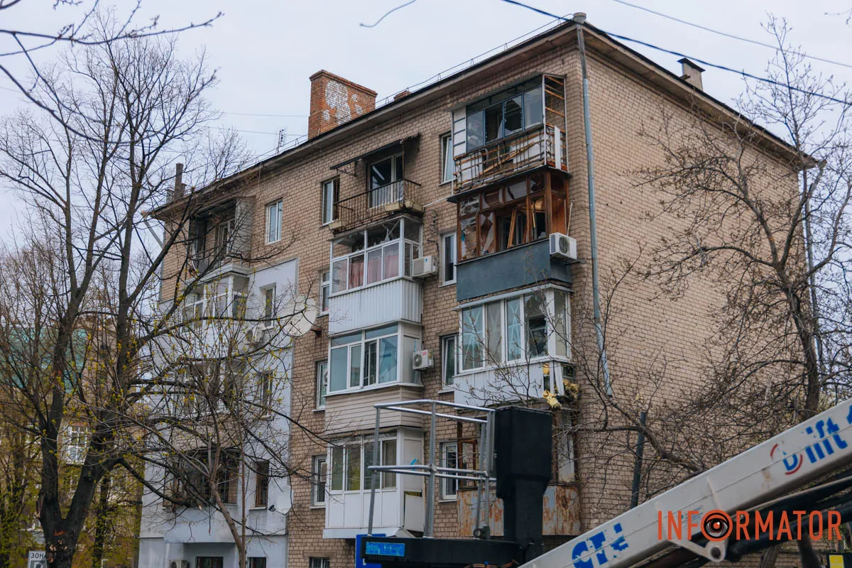 Зруйновані будинки, вибиті вікна, згорілі авто: як виглядає Дніпро після нічної атаки 16 квітня 122